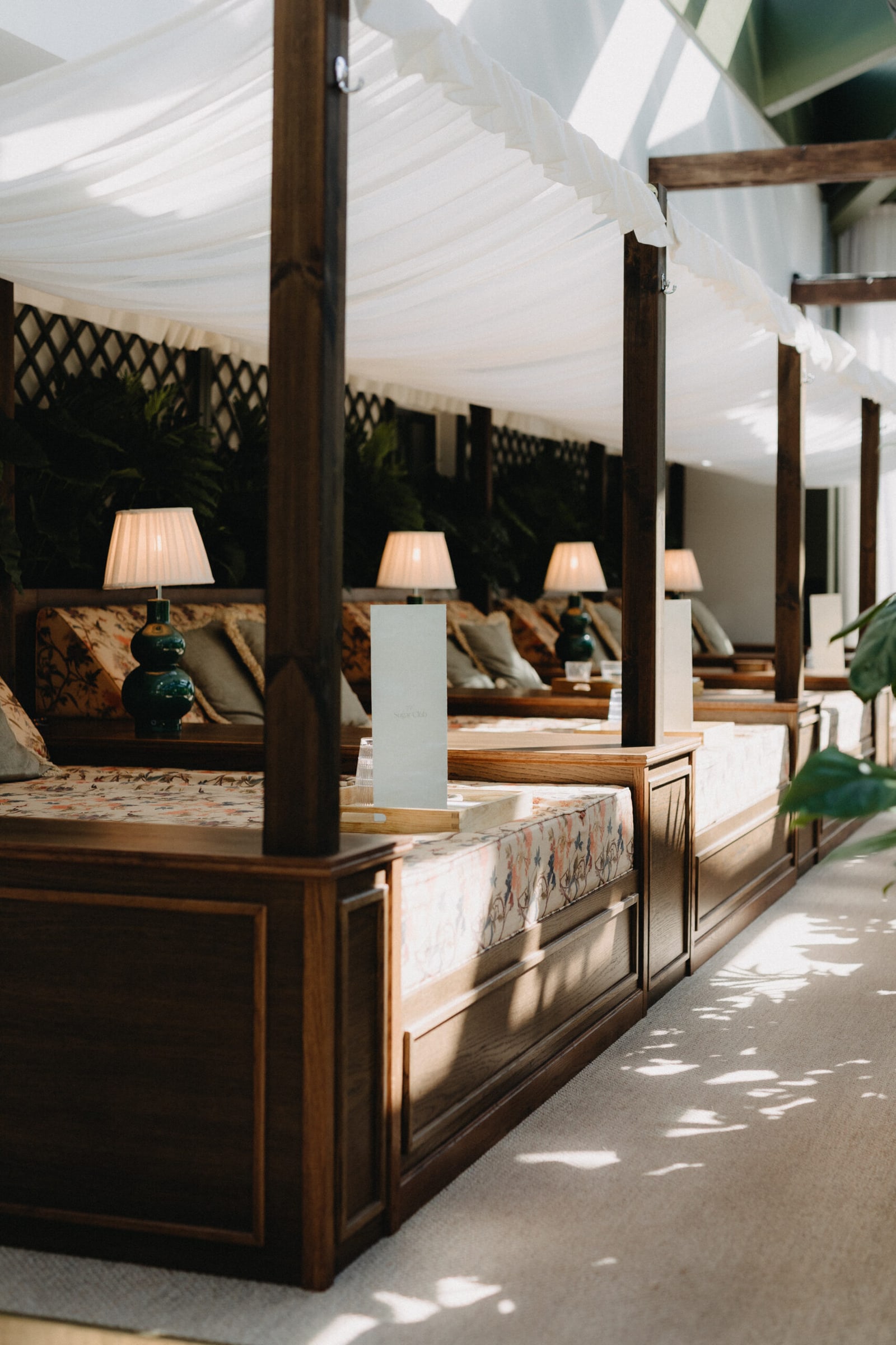Maryhill Estate — Lounge-Betten mit Baldachin im Wintergarten