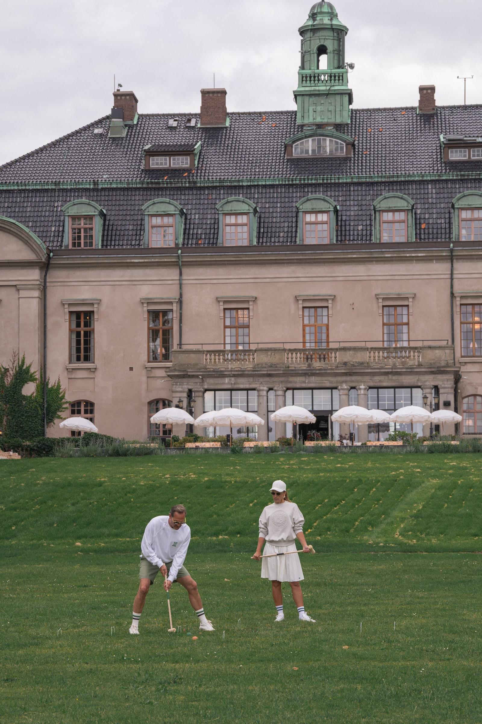 Maryhill Estate — Hill House, das historische Schloss Örenäs Slott, mit Rasenspielen davor