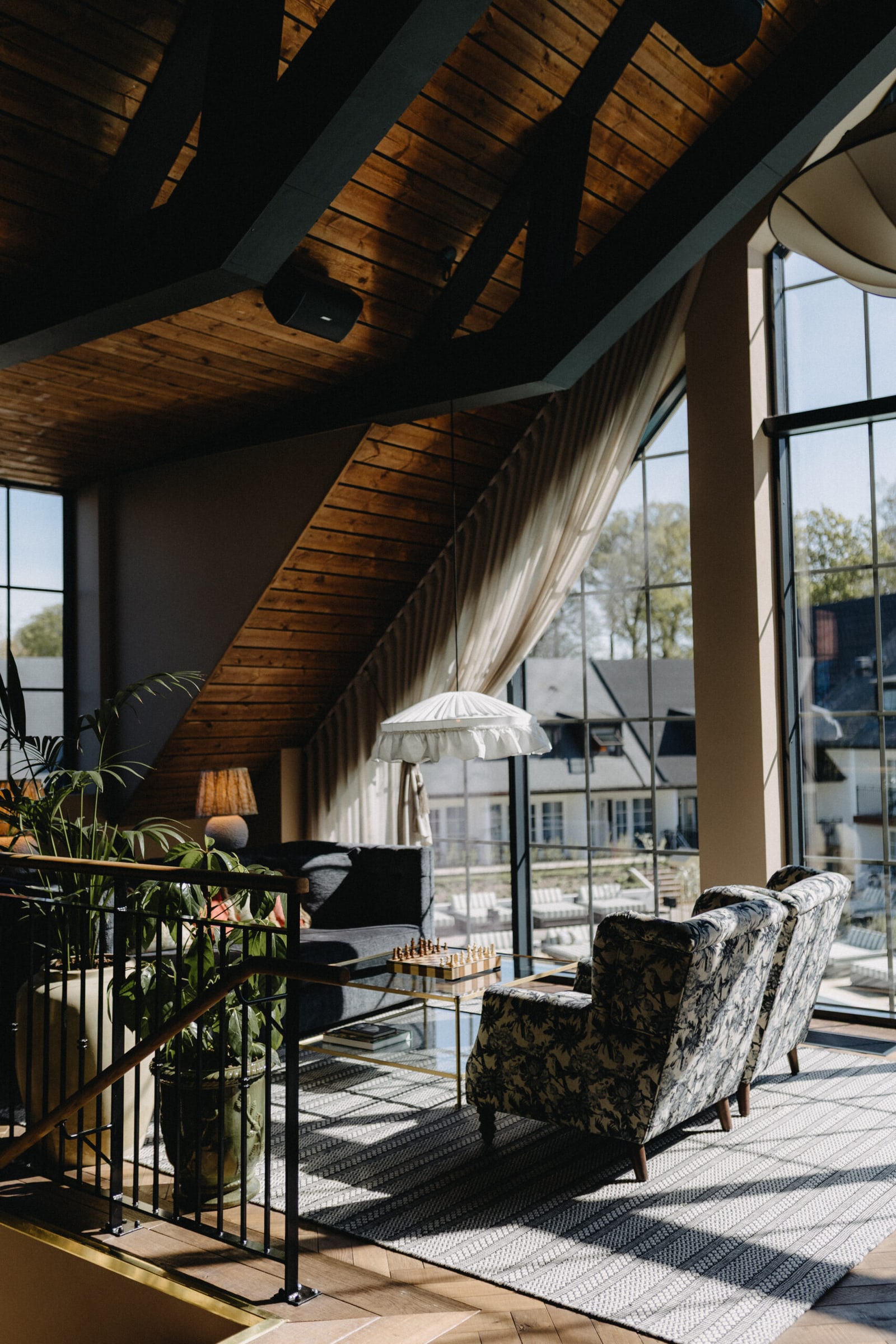 Maryhill Estate — Entresol des Sugar Club mit Liegen und Meerblick
