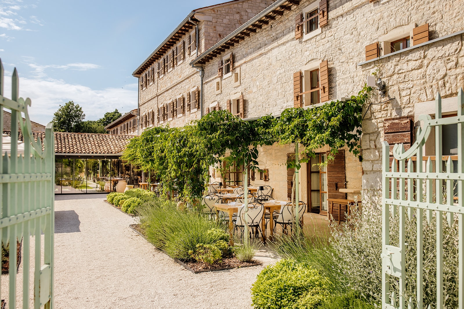 Meneghetti — Innenhof des Anwesens mit Naturstein, traditionelle istrische Architektur