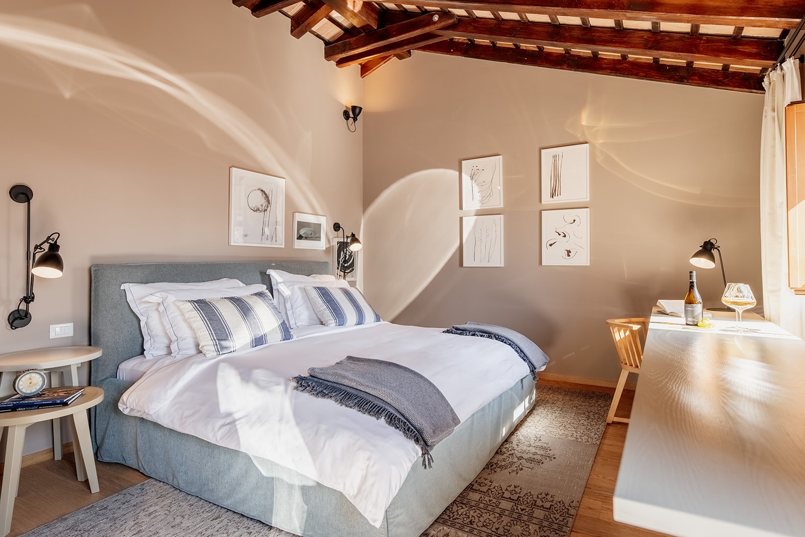 Meneghetti — Zimmer mit Loggia und Blick ins Grüne