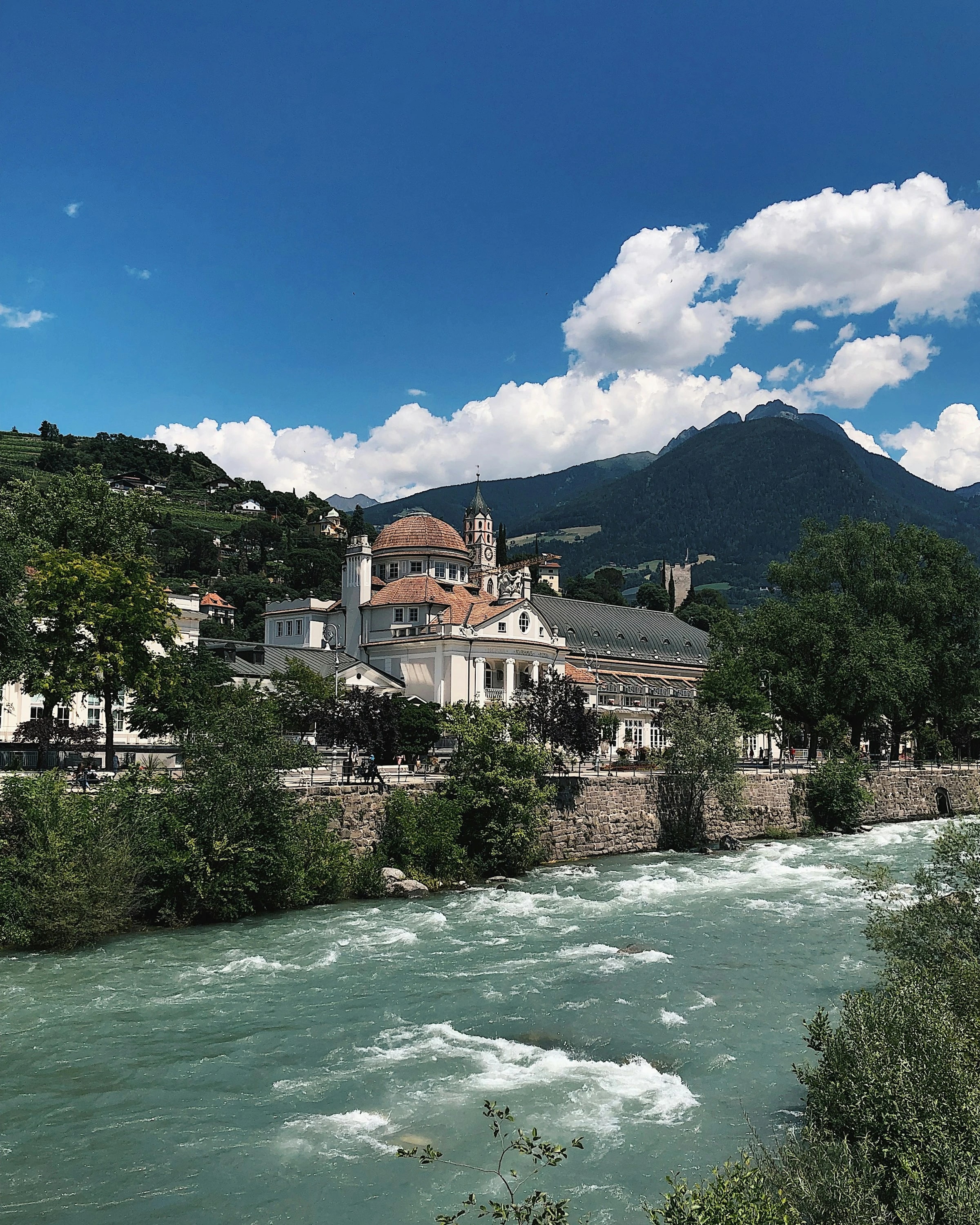 Die Passer vor dem Kurhaus in Meran. An dieser Promenade beginnen viele Meraner Spaziergänge, und ab Ende November stehen hier die Stände der Meraner Weihnacht. Foto: Daria Strategy / Unsplash