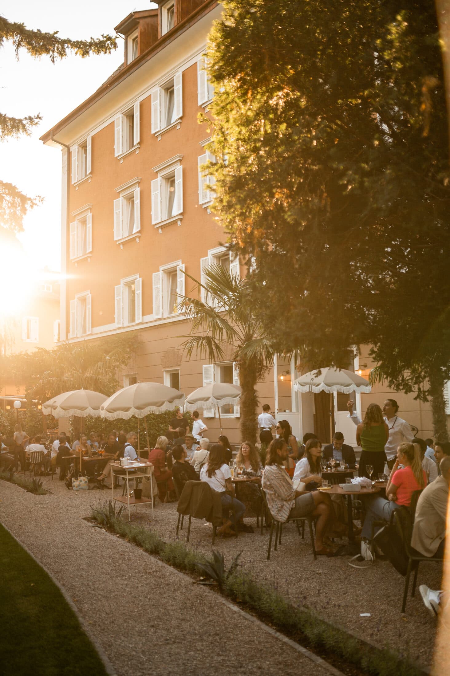 Parkhotel Mondschein — Garten im warmen Abendlicht, Bozen