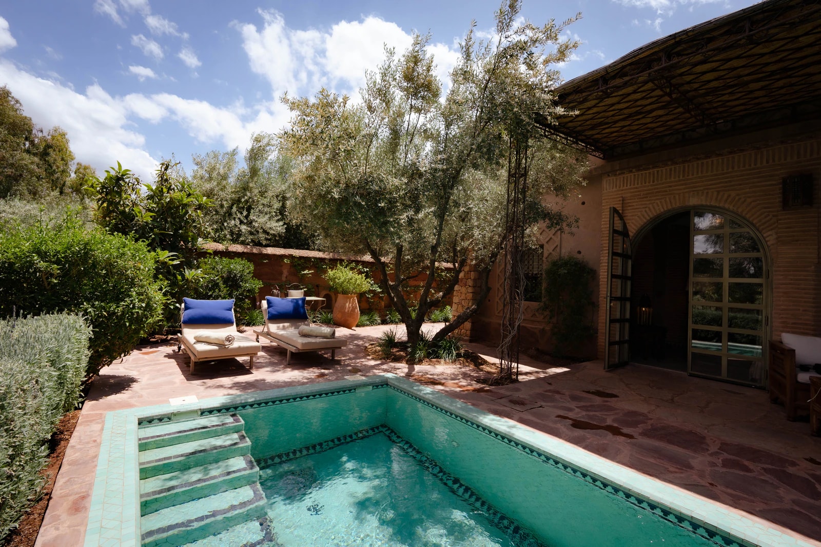 Drei der neun Pavillons haben einen eigenen beheizbaren Pool im Garten, den das Haus das ganze Jahr anbietet. Foto: Olinto