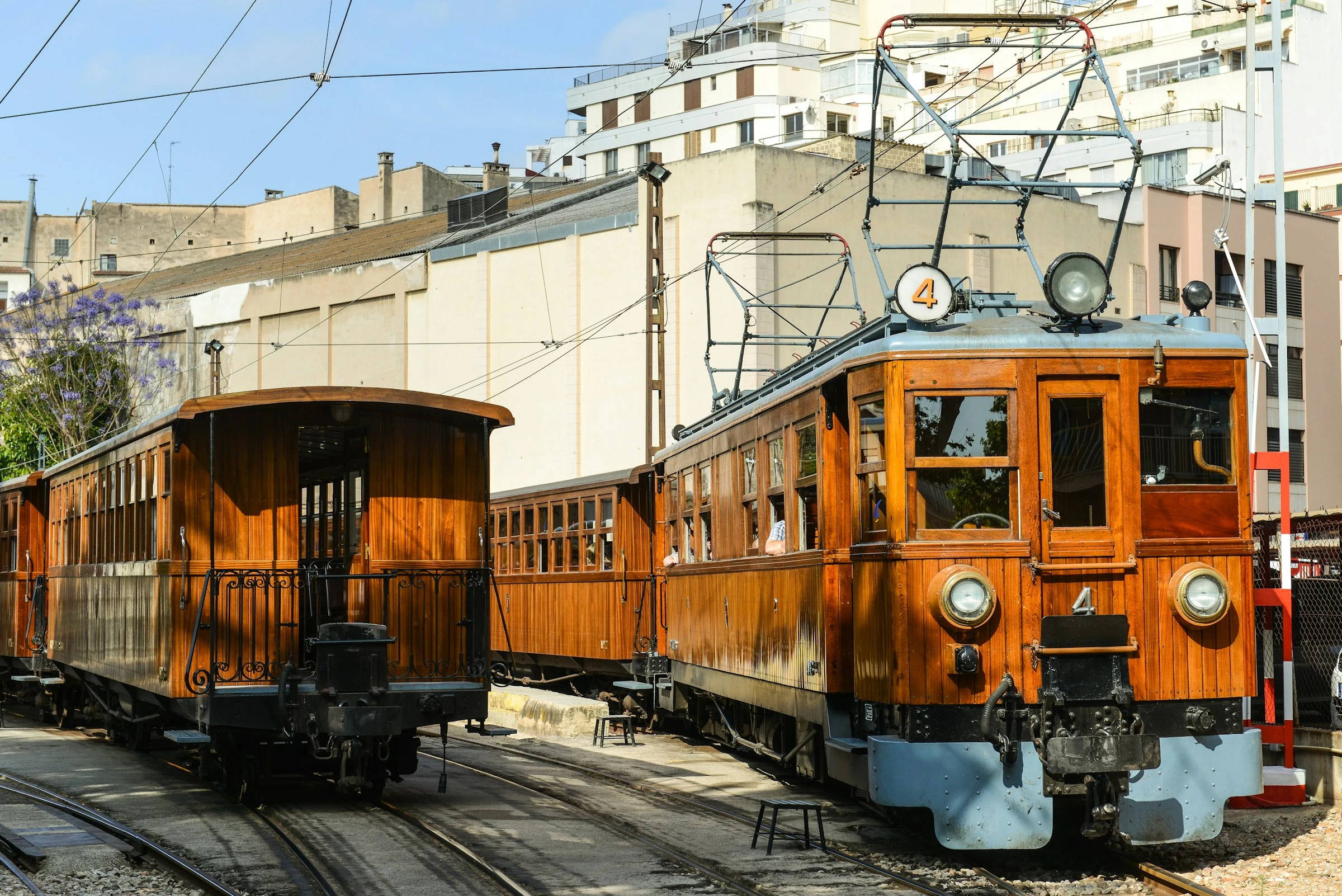 Die Holzwagen der Sóller-Bahn am Bahnhof in Palma. Die Strecke durch die Berge ist der schönste Weg nach Sóller, der Bus 204 der schnellere. Foto: Wolfgang Weiser / Unsplash