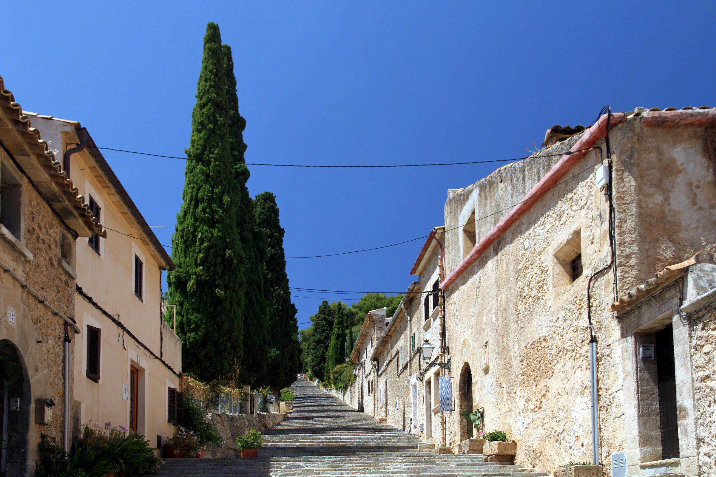 Die Treppe zum Calvari beginnt mitten in Pollença. Wer hier wohnt, hat Altstadt, Markt und Aussicht in Gehweite und den Bus nach Palma vor der Tür. Foto: Frank Eiffert / Unsplash