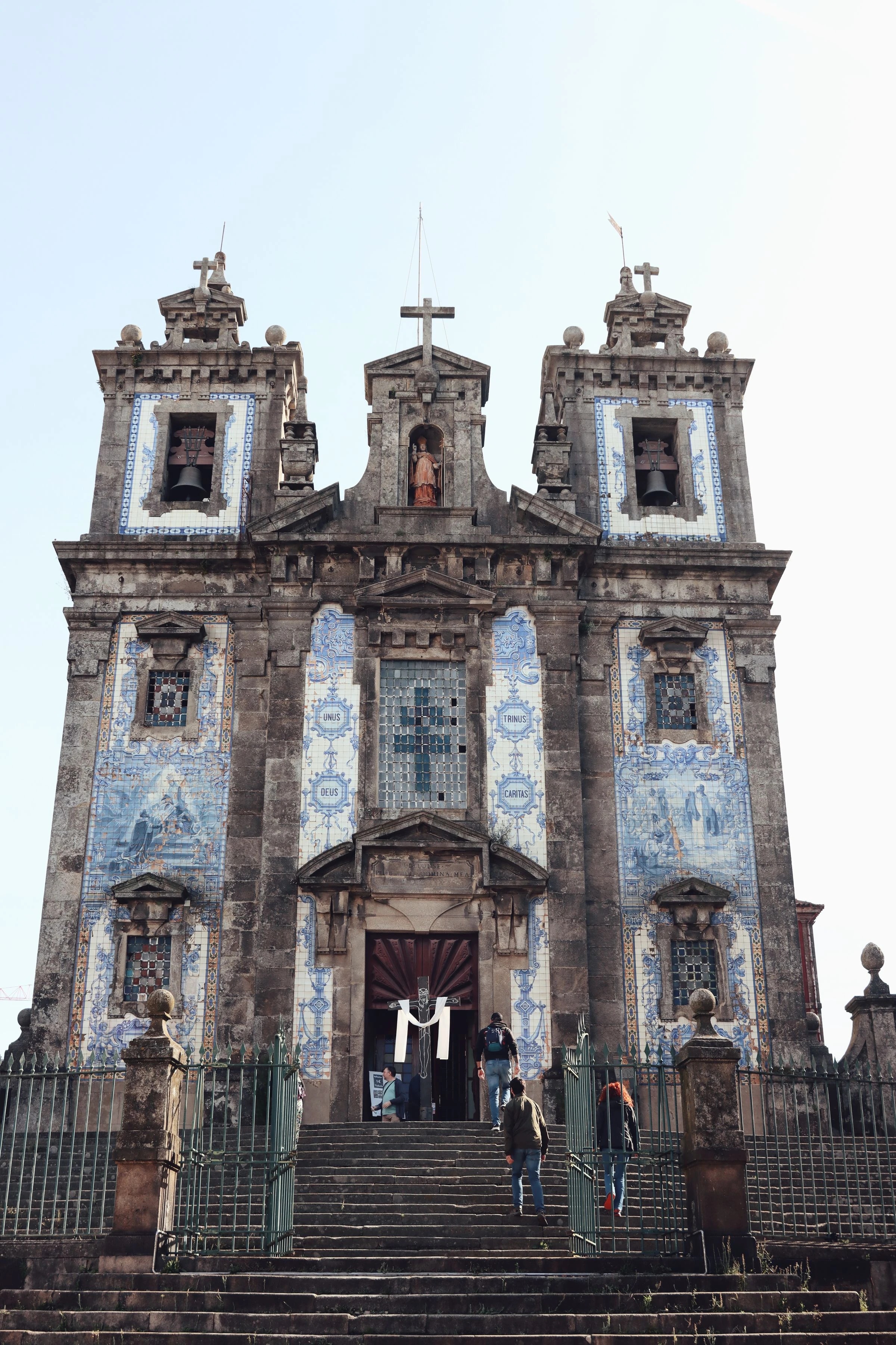 The Church of Santo Ildefonso stands on Praça da Batalha. A few steps away, on Travessa Cimo de Vila, is the original Gazela. Photo: Efrem Efre / Pexels