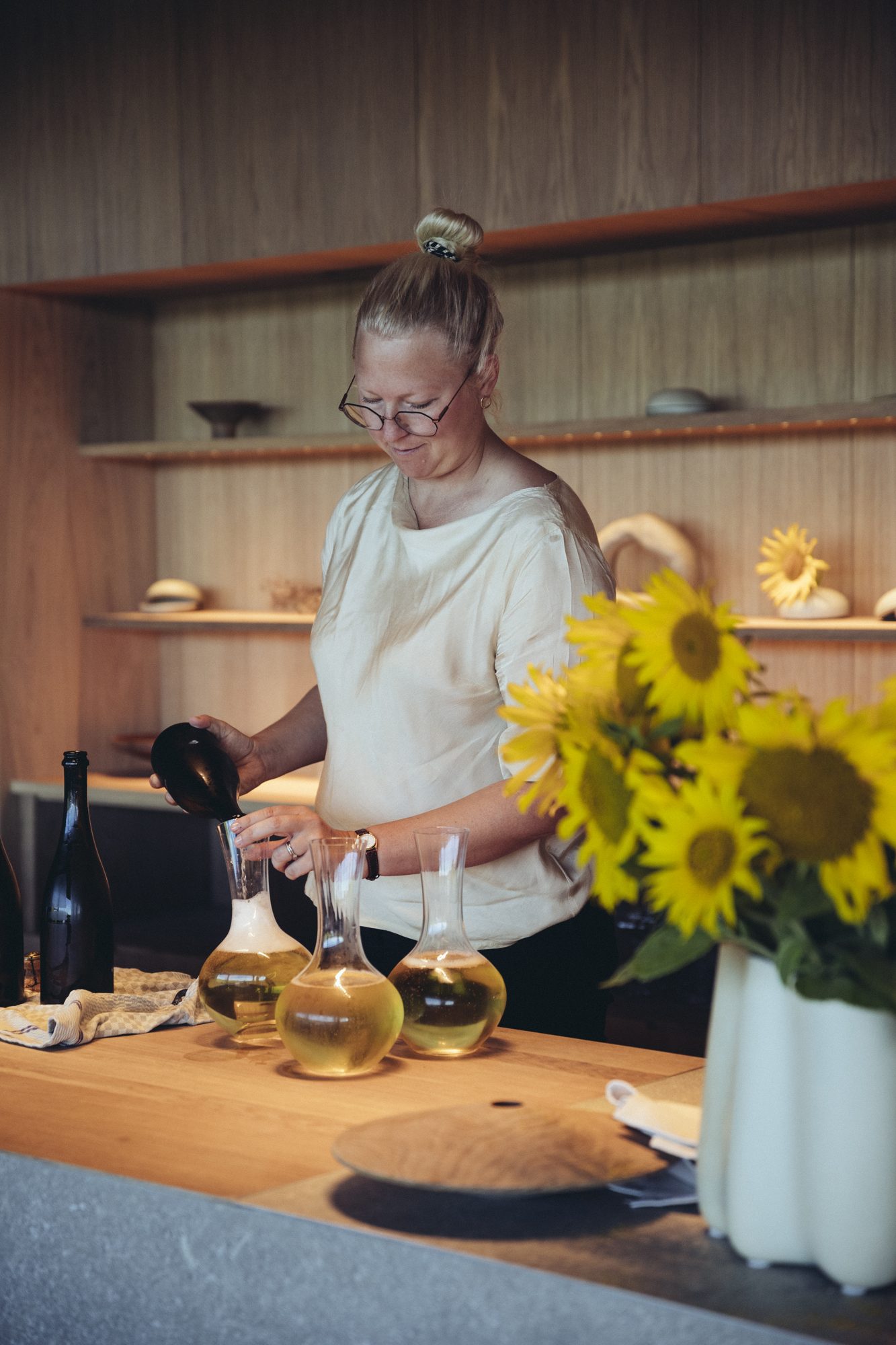 Restaurang ÄNG, Ästad Vingård — Cellar Master Emma Ziemann mit Sonnenblumen