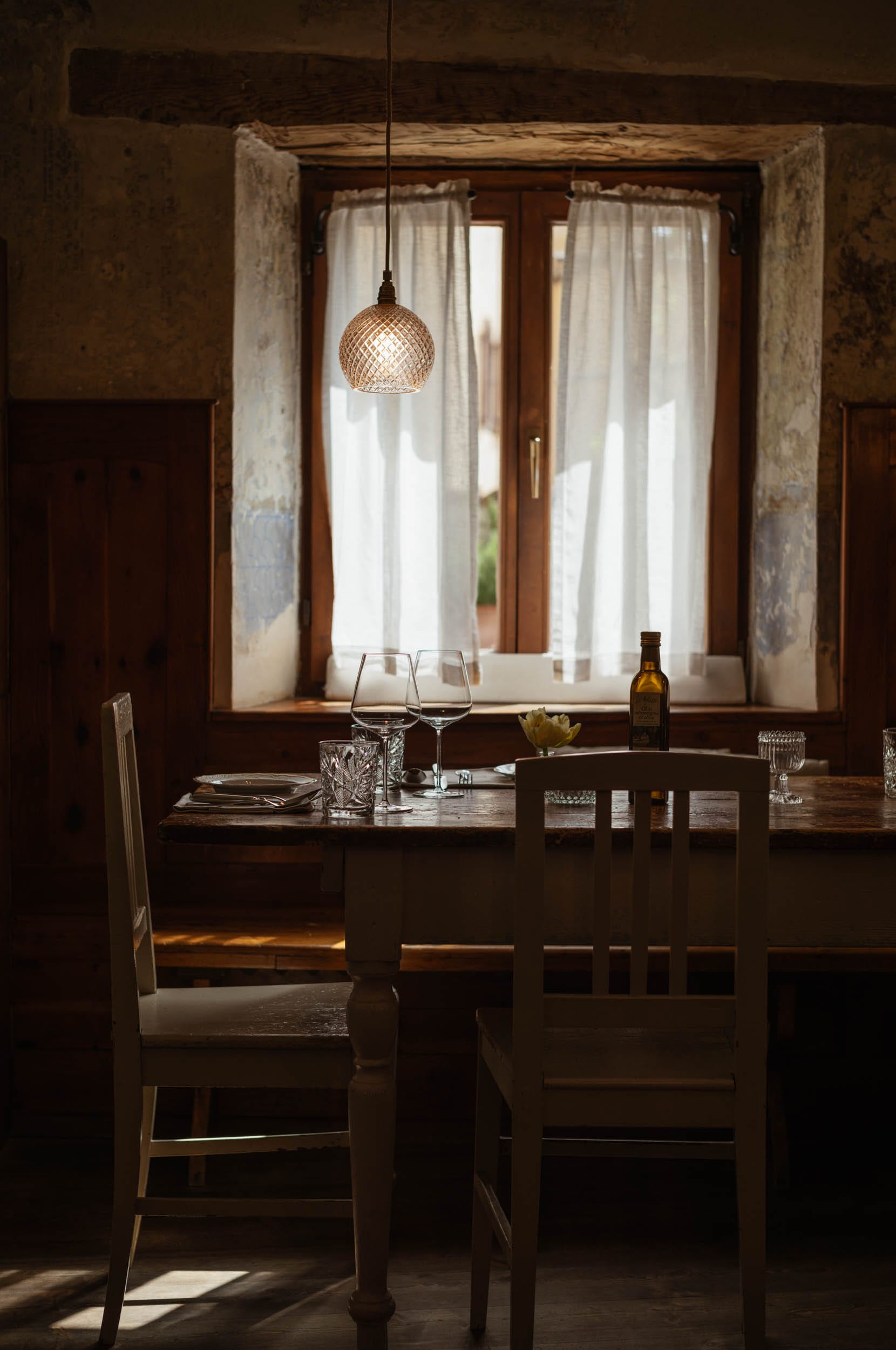 1477 Reichhalter — Restaurantraum mit gedeckten Tischen vor historischen Fenstern