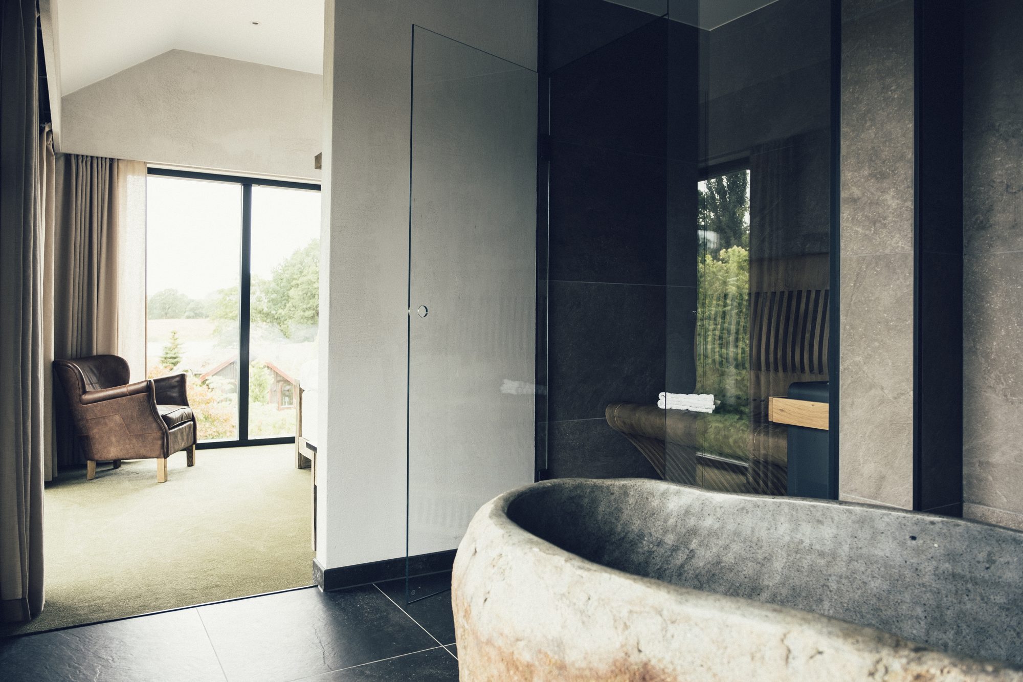 Ästad Vingård — Kvarnbäcken-Premium-Zimmer mit freistehender Badewanne aus Naturstein