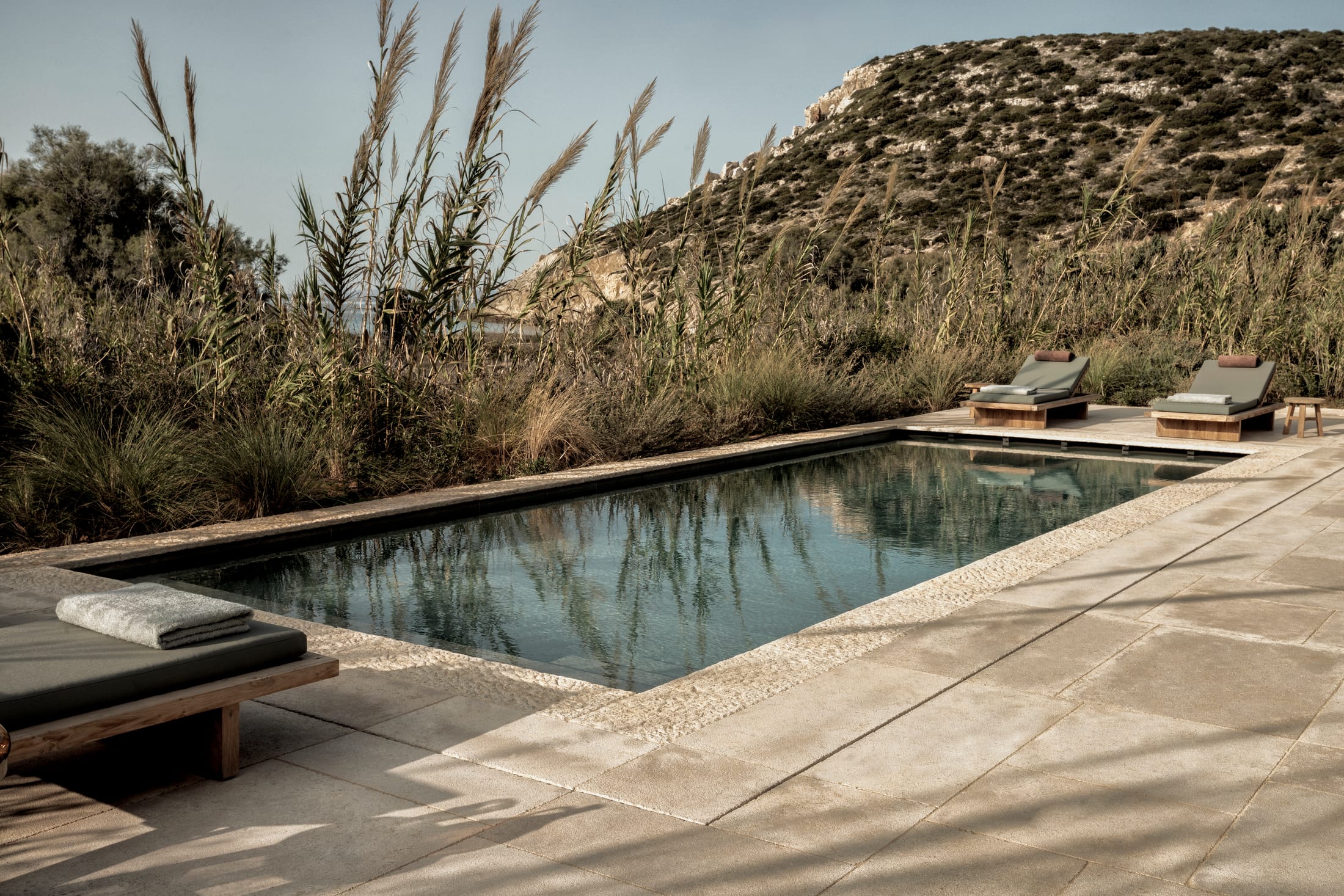 The Rooster — privater Pool einer Villa mit Blick über die Landschaft zum Meer