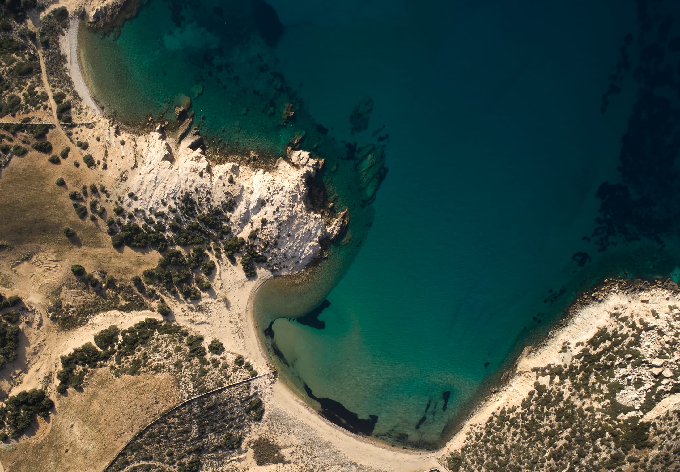Antiparos — türkisfarbene Bucht und natürliche Küstenlandschaft