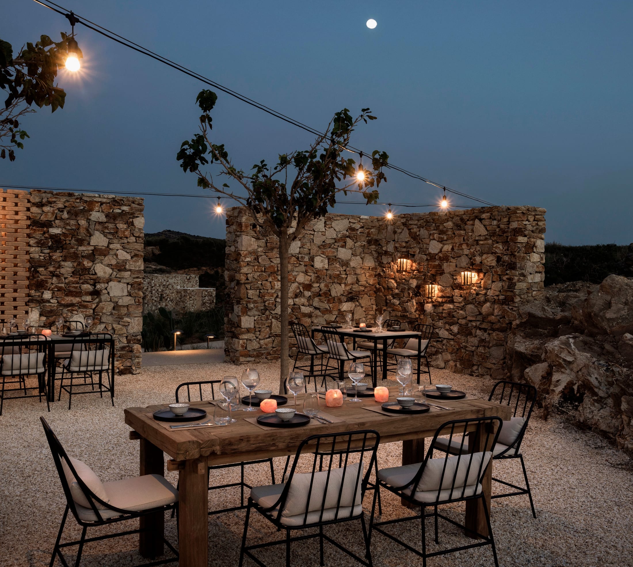 The Rooster — Abendessen unter freiem Himmel im Garten