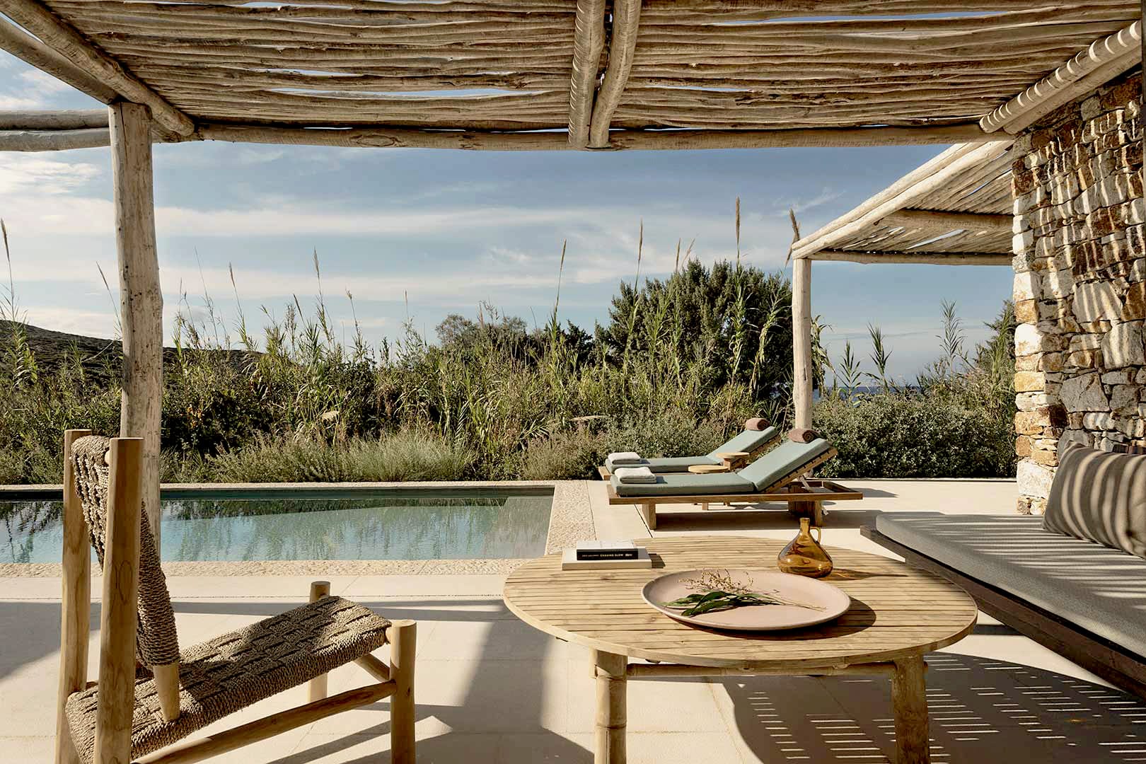 The Rooster — weiße Villa, eingebettet zwischen Trockenmauern und Hügeln auf Antiparos