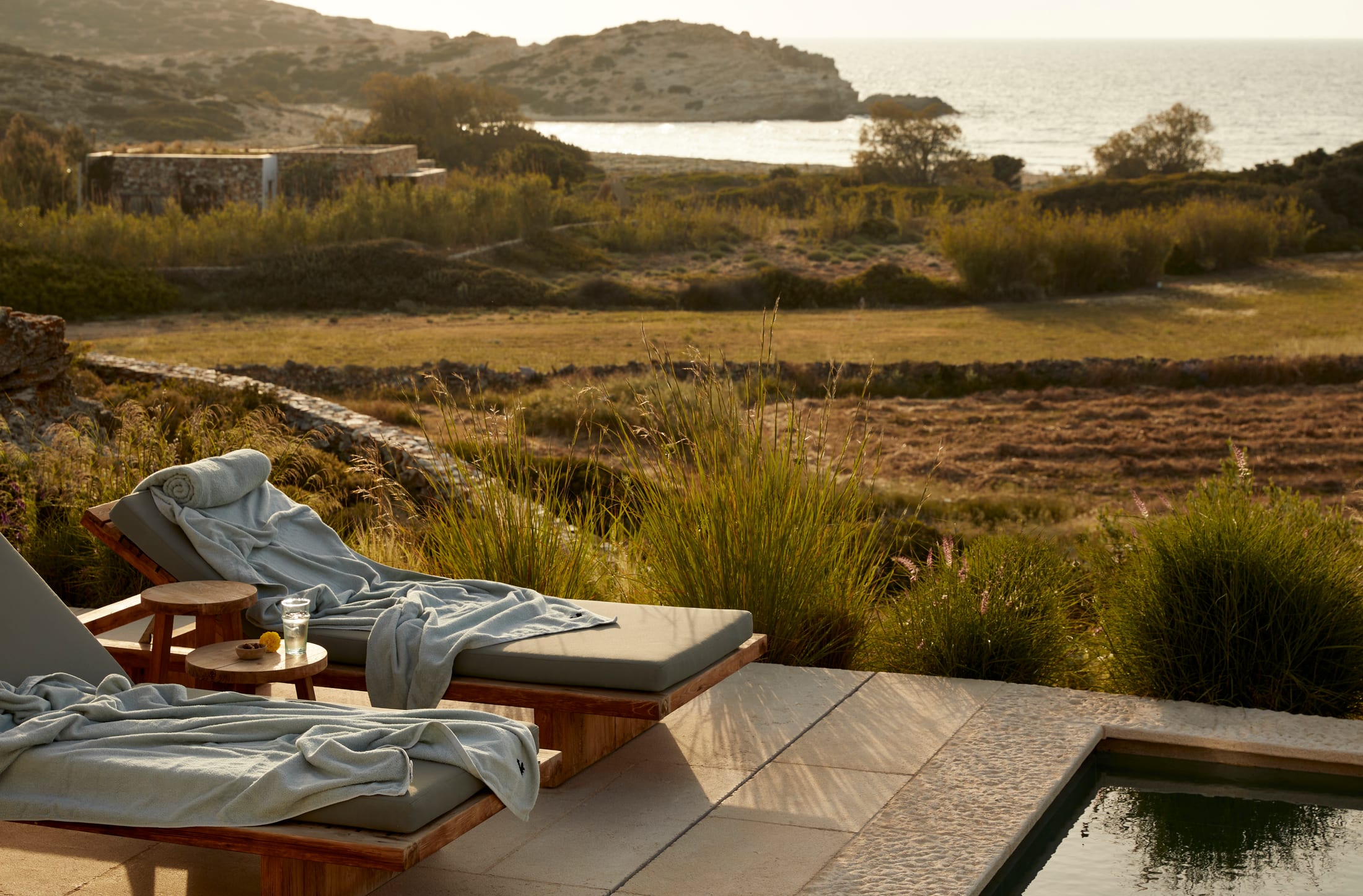 The Rooster — Pool am Hang mit Blick auf das Meer von Antiparos