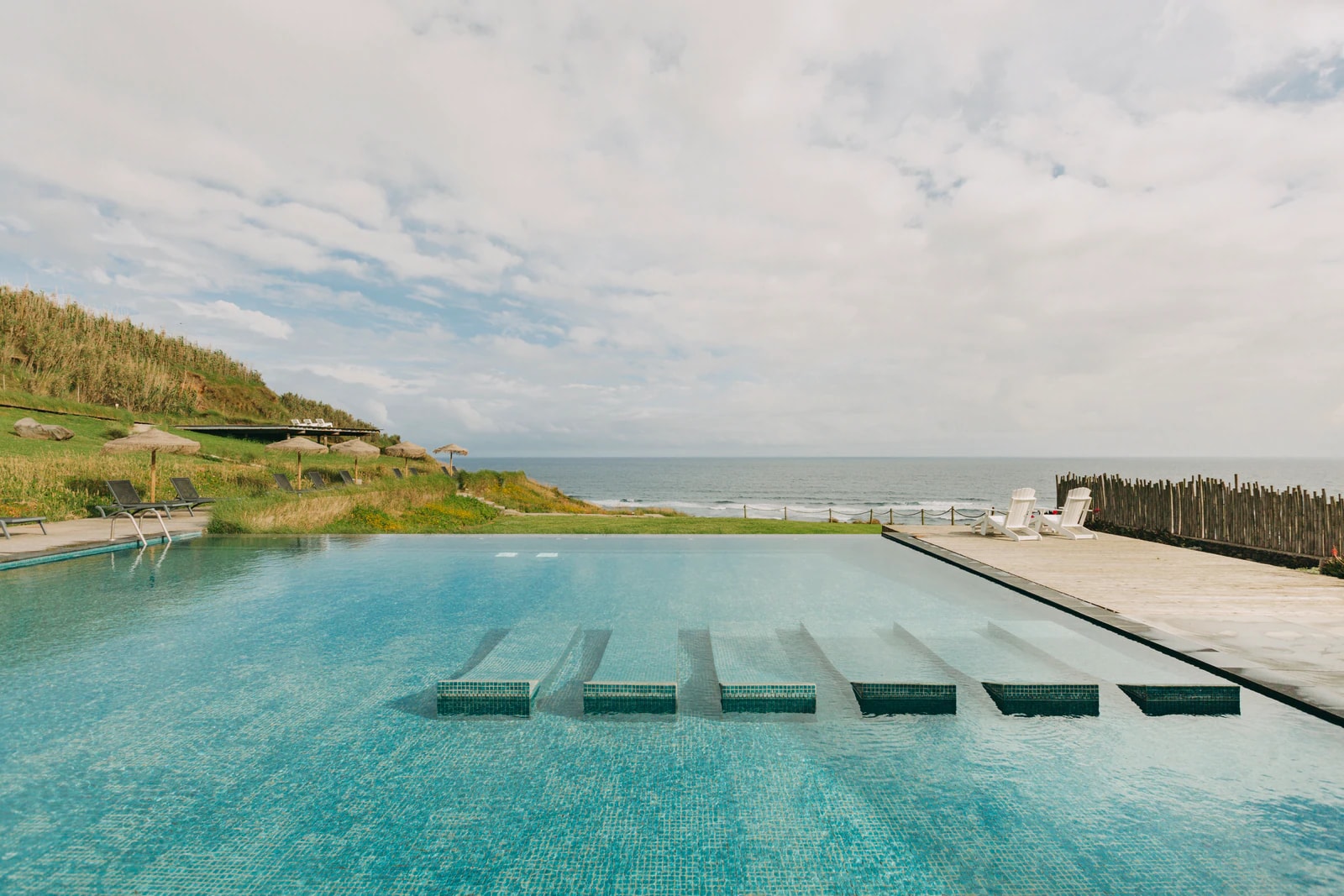 Pool im Rasen vor dem Atlantik. Foto: Santa Bárbara Eco-Beach Resort