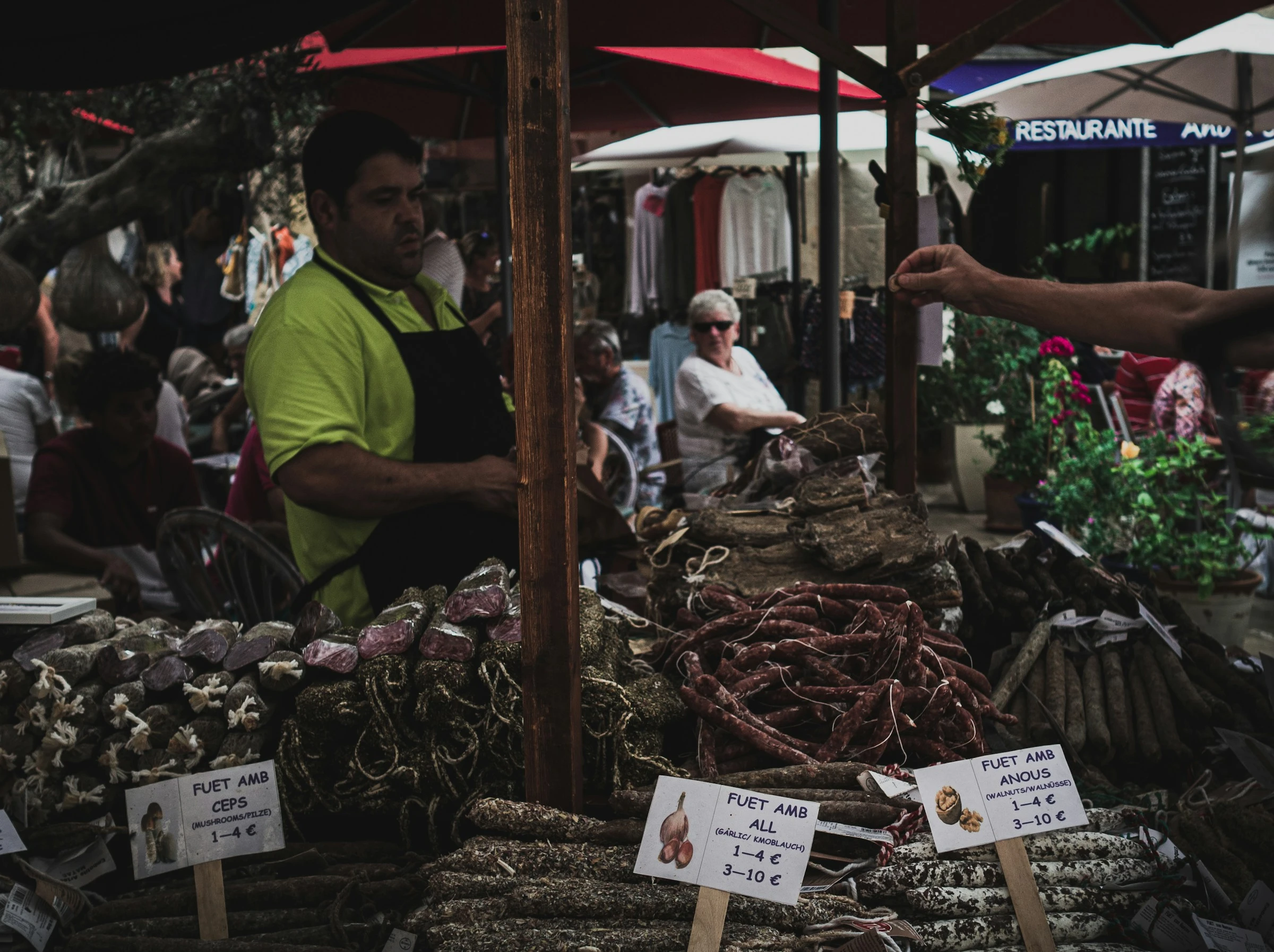 Markttag in Santanyí. Mittwochs und samstags ist der Ortskern voll, außerhalb der Marktzeiten ist es dort ruhiger. Foto: Emanuel Kionke / Unsplash