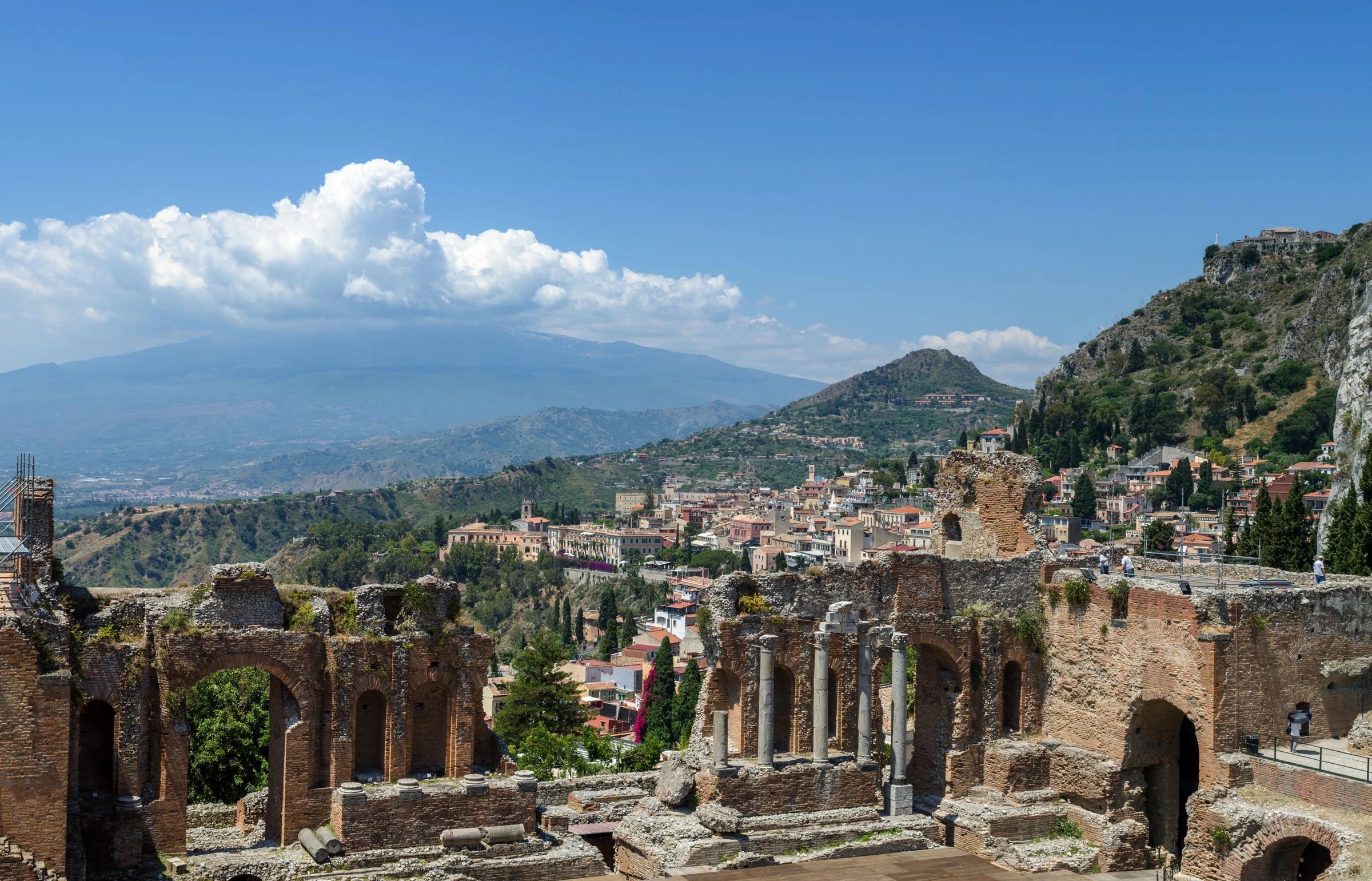 Taormina's ancient theatre with Mount Etna in the background. Photo: Reinhard Bruckner / Pexels