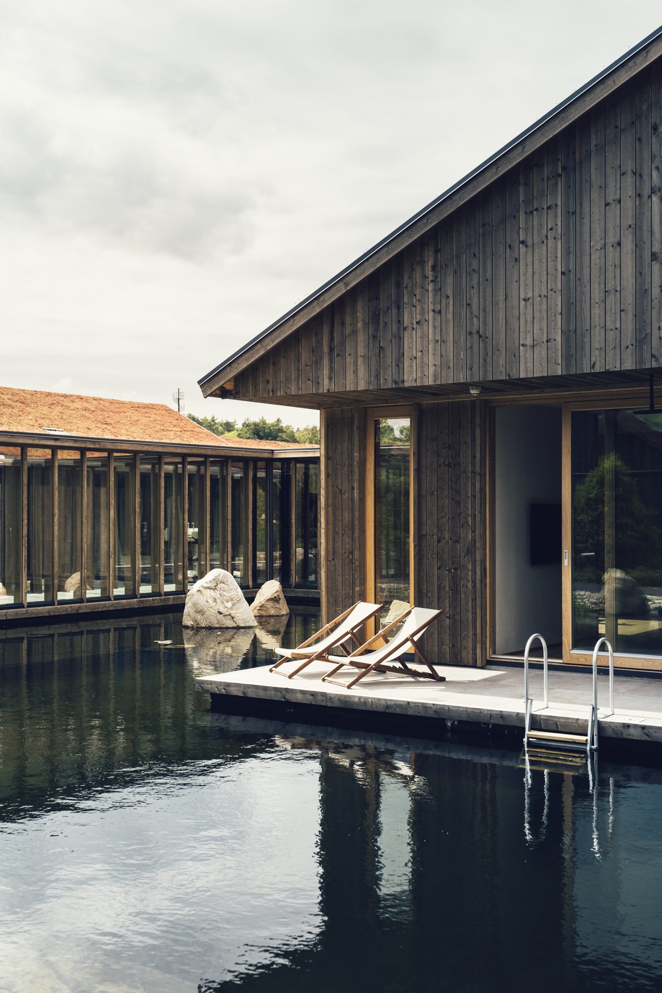 Ästad Vingård — Sjöparken-Zimmer mit eigenem Badesteg und Liegen am Naturpool