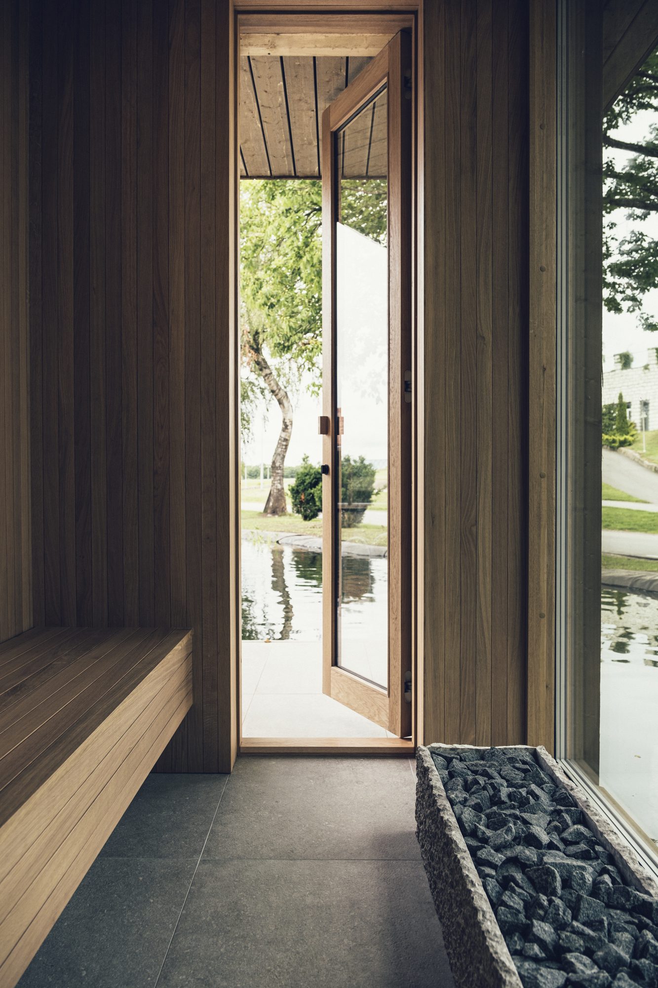 Ästad Vingård — private Sauna eines Sjöparken-Zimmers mit Tür zum Naturpool