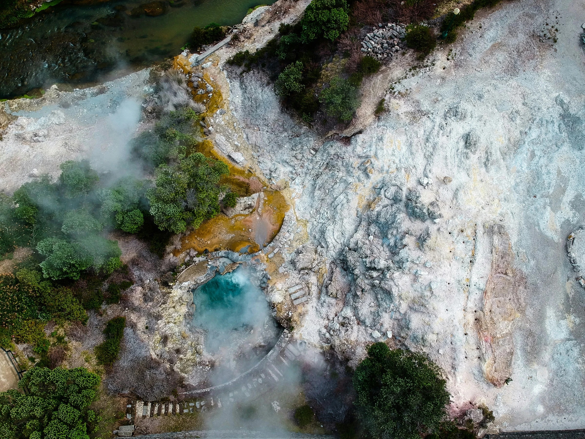 Im Tal von Furnas tritt die vulkanische Wärme der Insel an die Oberfläche; sie speist auch das Thermalbecken im Parque Terra Nostra. Foto: Nuno Antunes / Unsplash