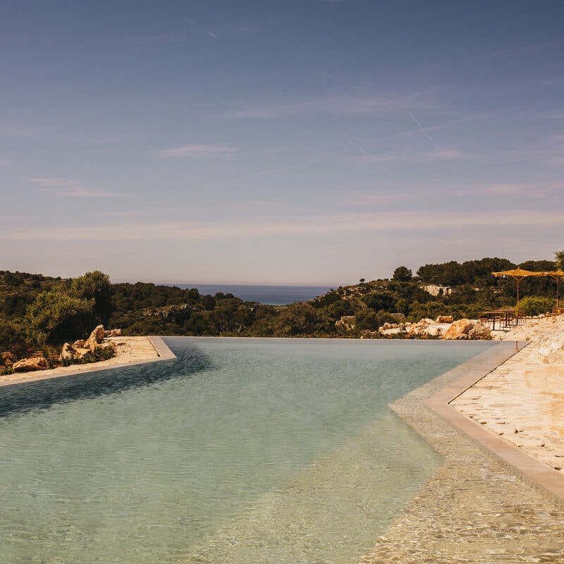 Son Blanc Farmhouse — Pool mit Blick aufs Meer und offenes Farmland, Menorca