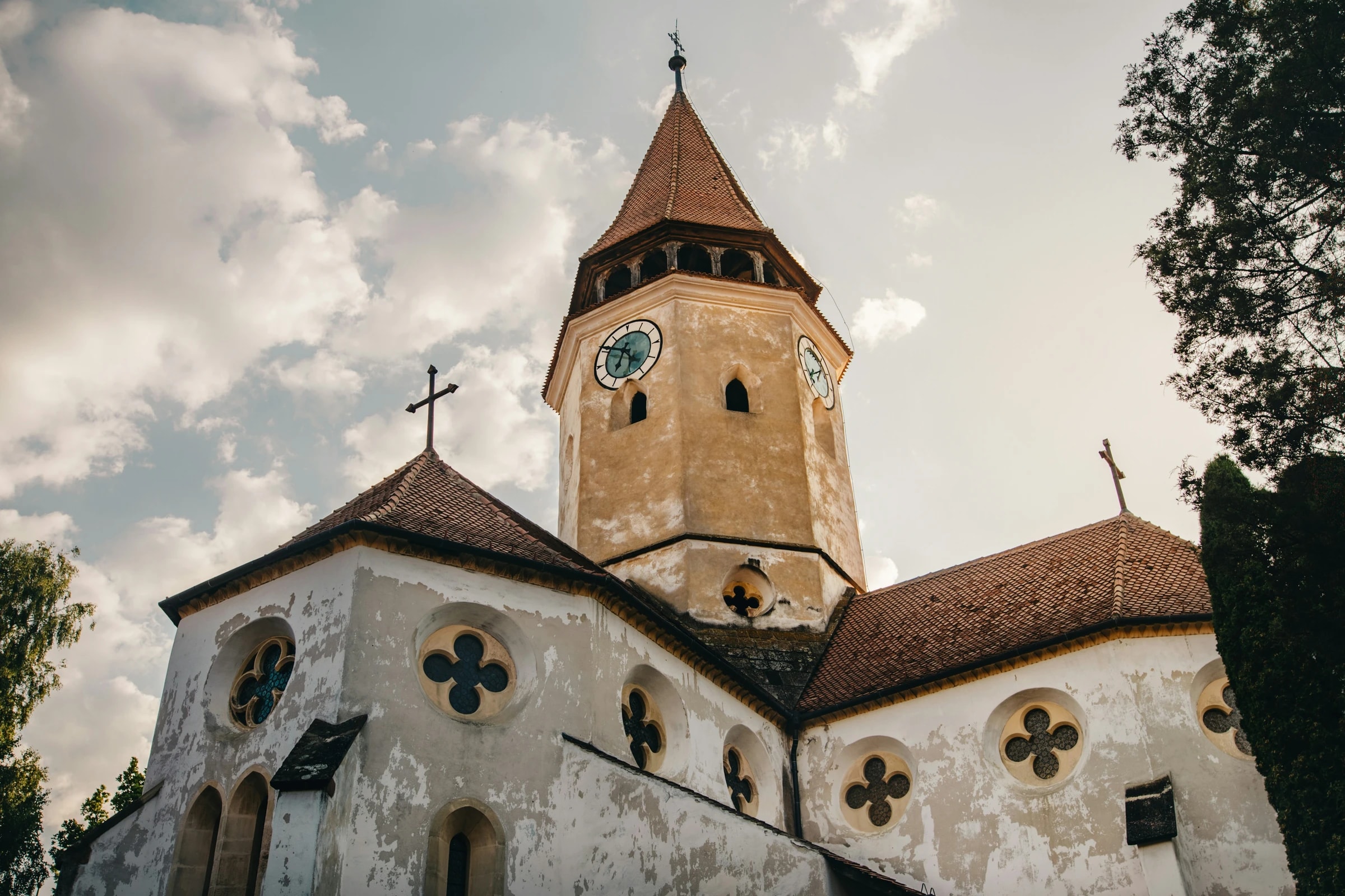 The church at the heart of Prejmer's fortress, with its octagonal tower and rose windows. Photo: Anton Darius / Unsplash