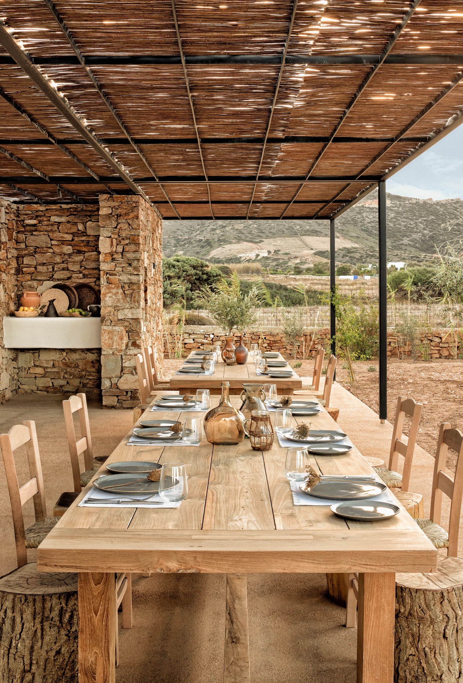 Lange Tafel unter dem Schilfdach bei The Rooster. Gemüse und Kräuter für die Küche kommen aus den eigenen Gärten des Hauses. Foto: The Rooster