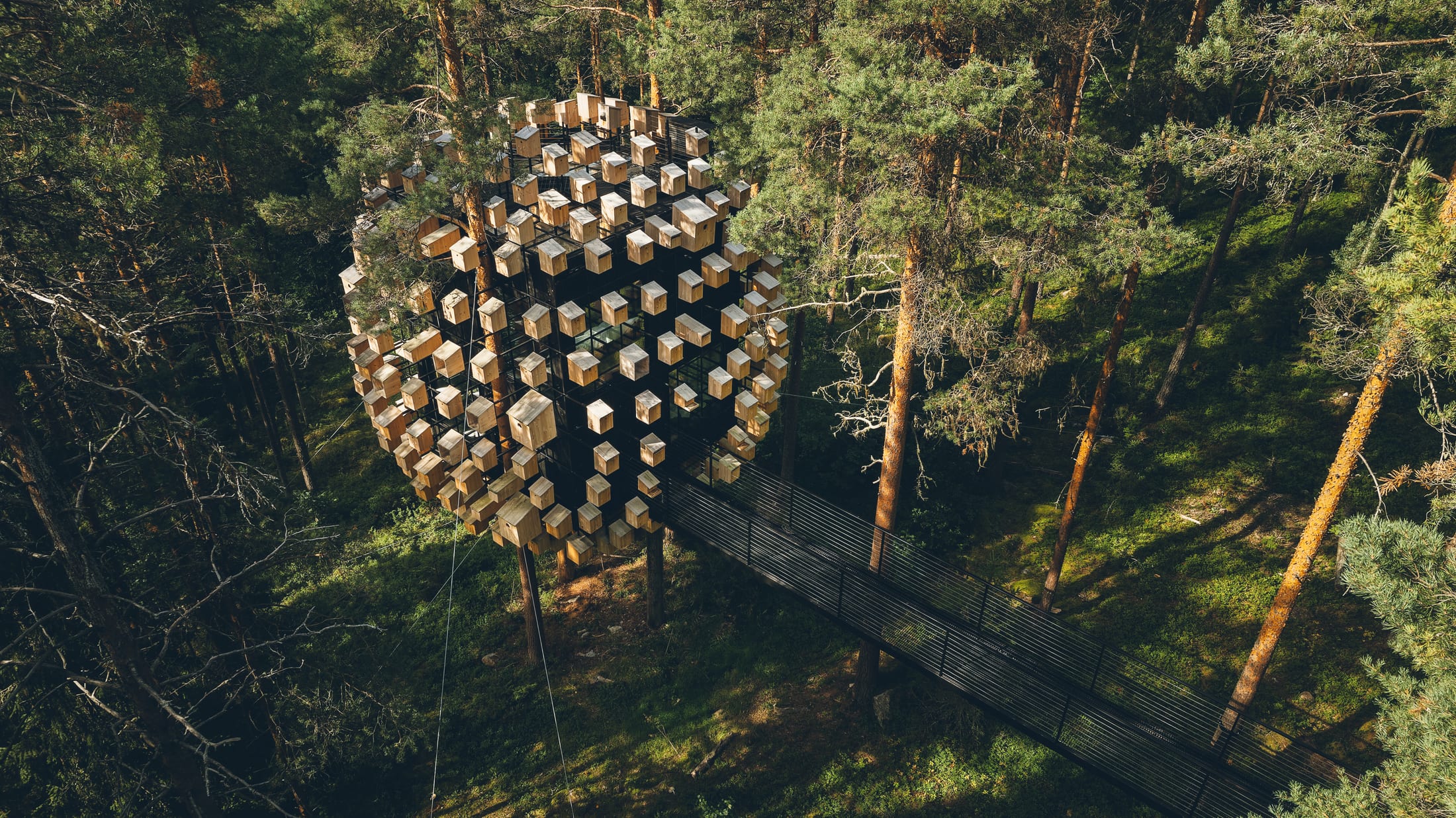 Treehotel — die Biosphere, ein zwischen Bäumen schwebendes Zimmer, umhüllt von 350 Vogelhäusern