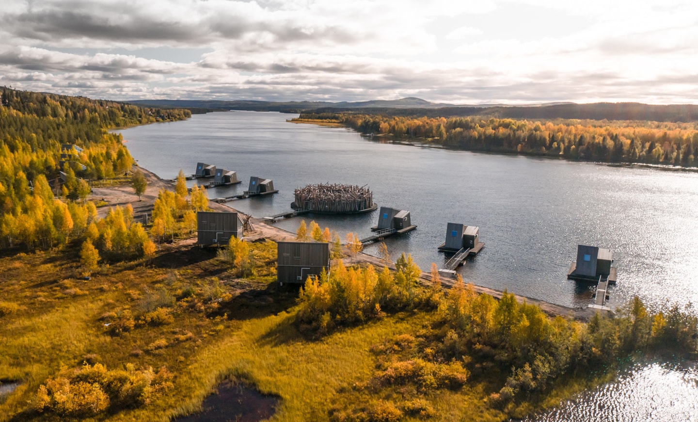 Arctic Bath — Luftaufnahme von Hotel und Kabinen am Lule-Fluss im Herbst