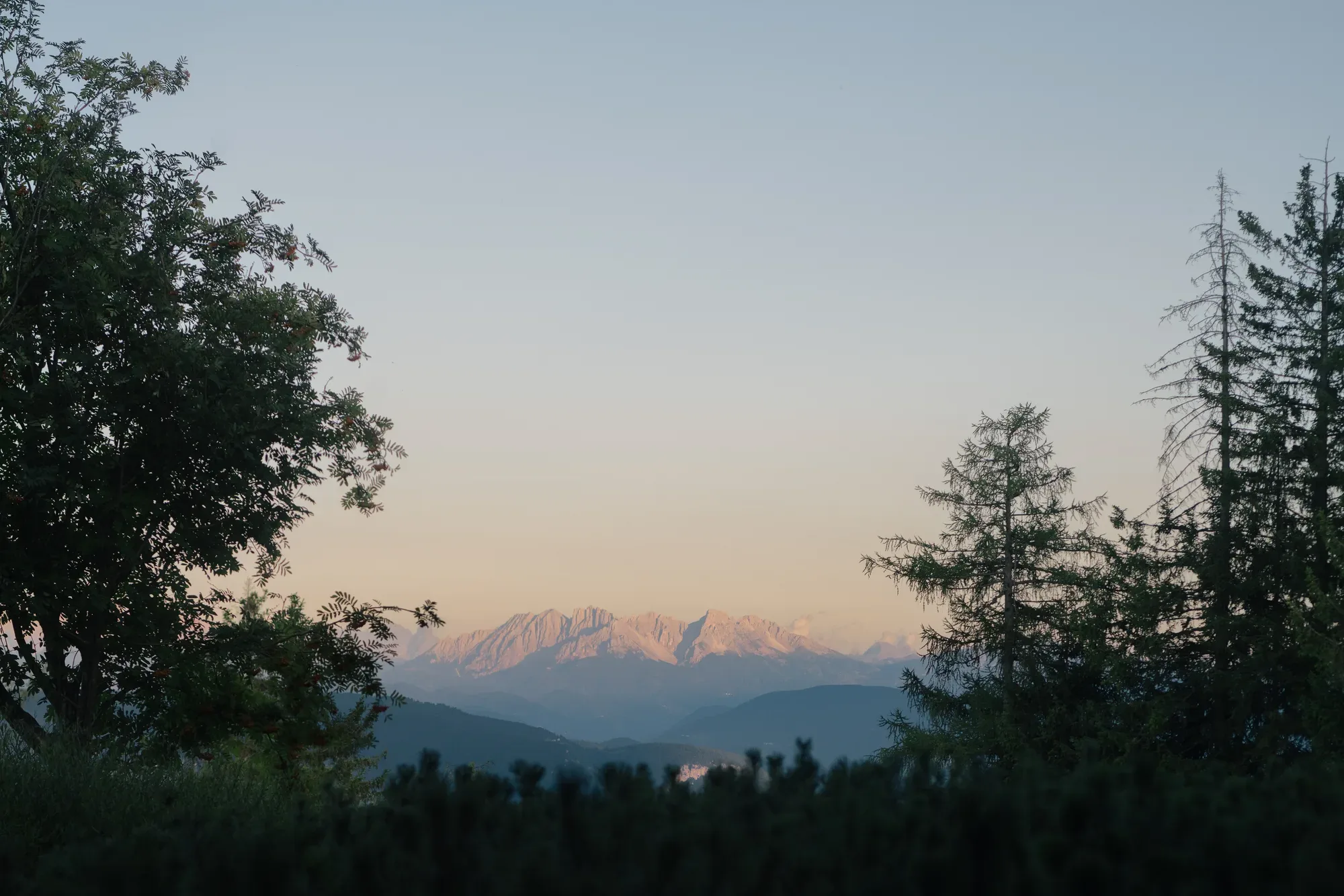 Abendstimmung mit Blick auf die Dolomiten vom vigilius mountain resort