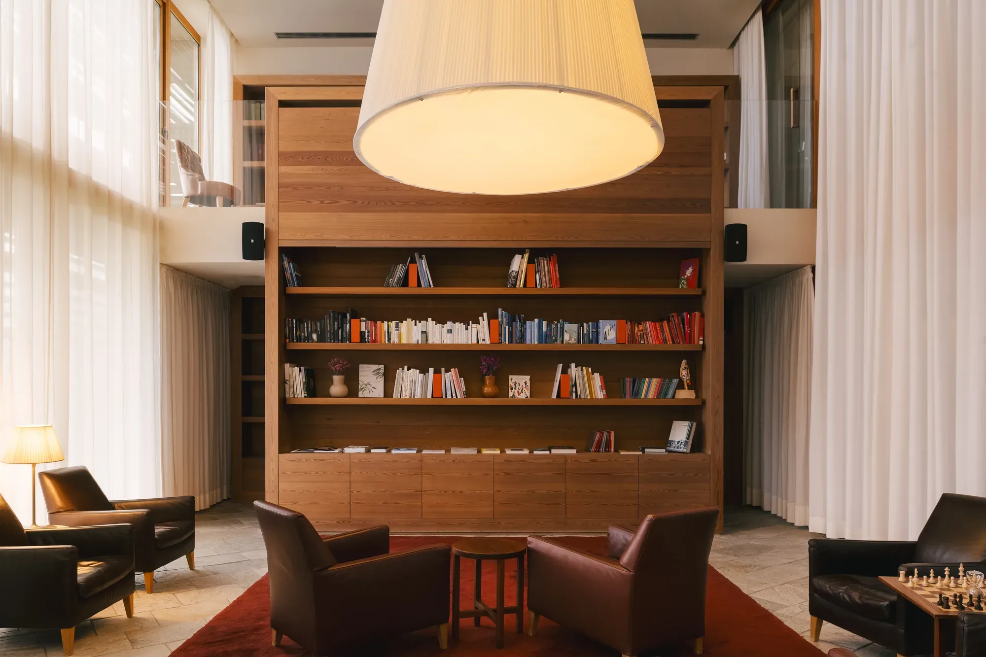 Bibliothek aus Lärchenholz und weichem Licht im vigilius mountain resort