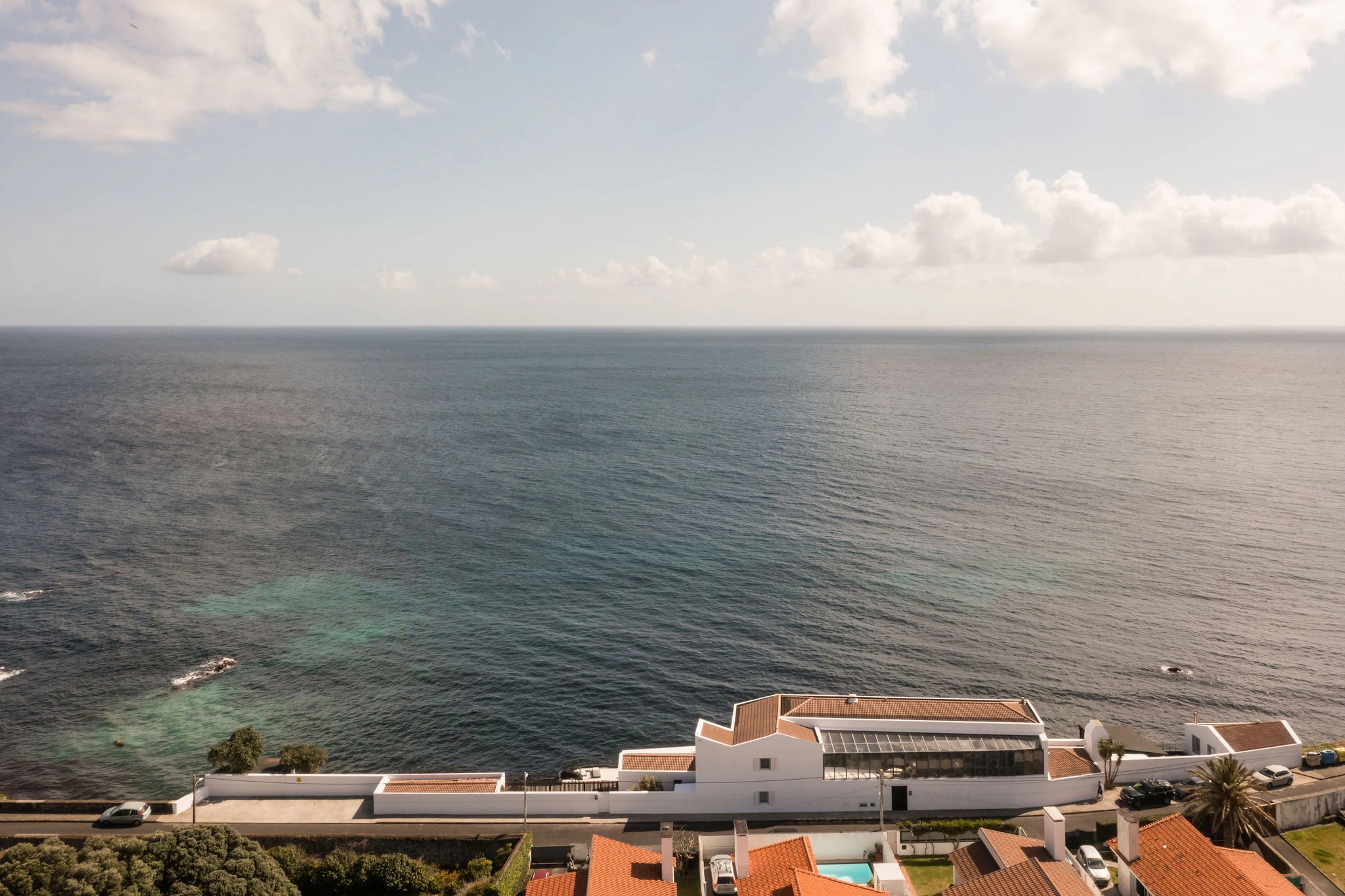 WHITE steht an der Südküste bei Lagoa, Santa Bárbara gegenüber auf der Nordseite der Insel. Foto: WHITE Exclusive Suites & Villas