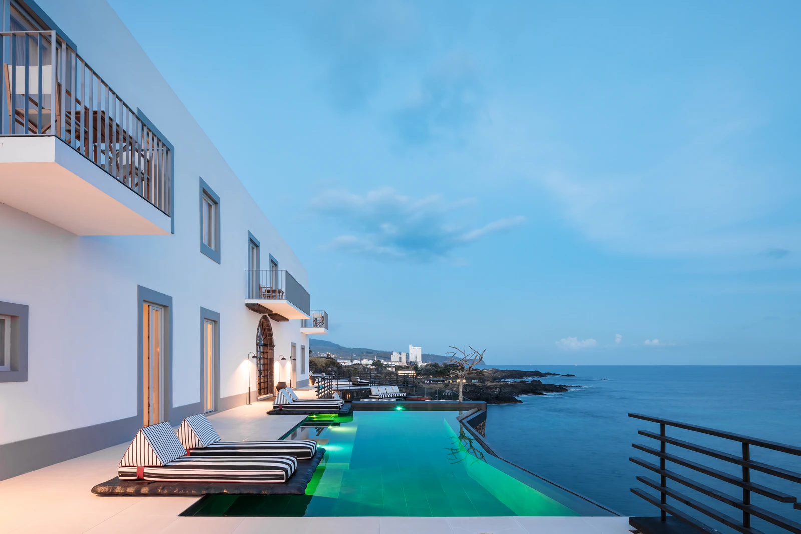 Der Pool von WHITE in der Dämmerung. Foto: WHITE Exclusive Suites & Villas