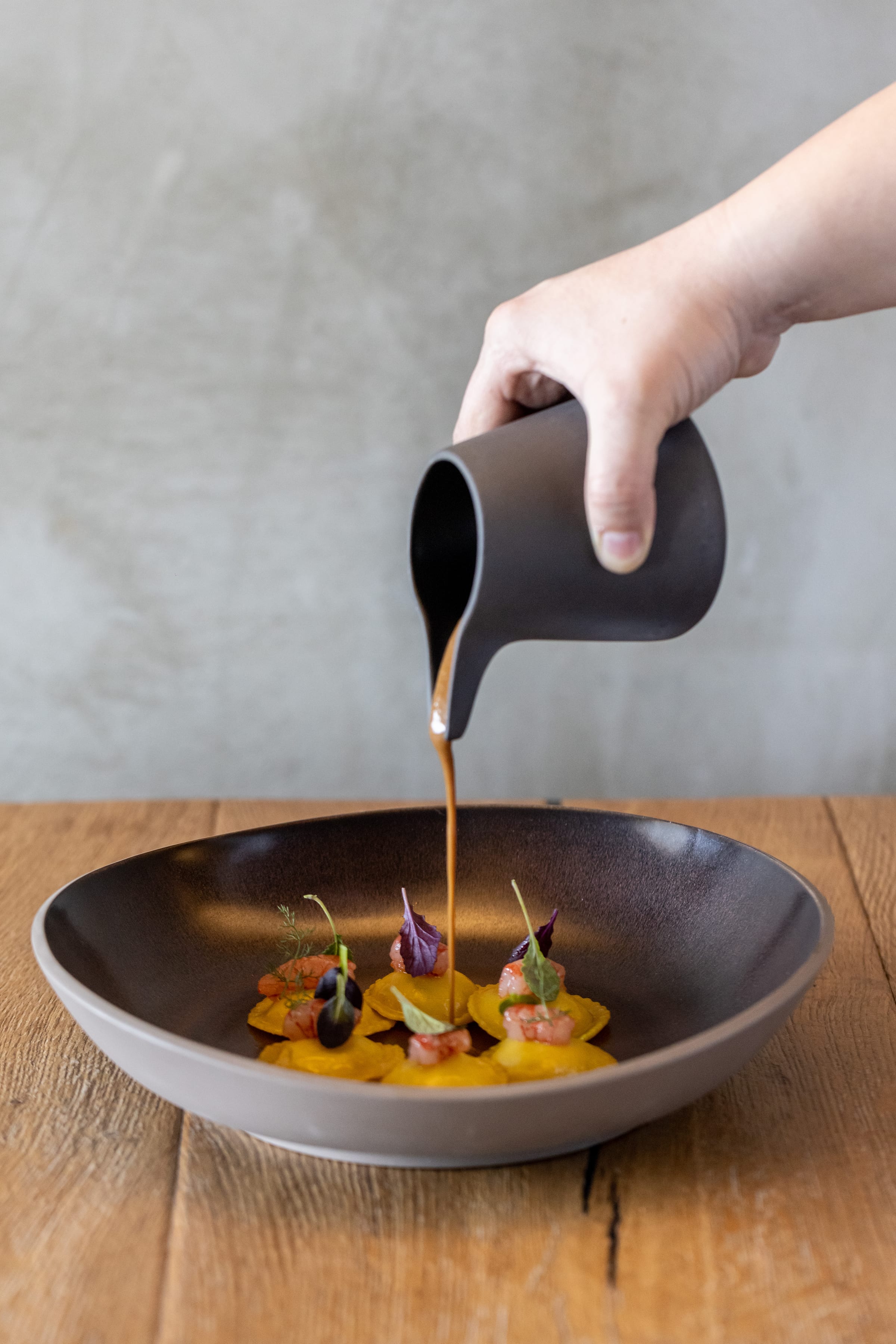 ZASH — Angießen einer Sauce am Tisch im Restaurant Zash