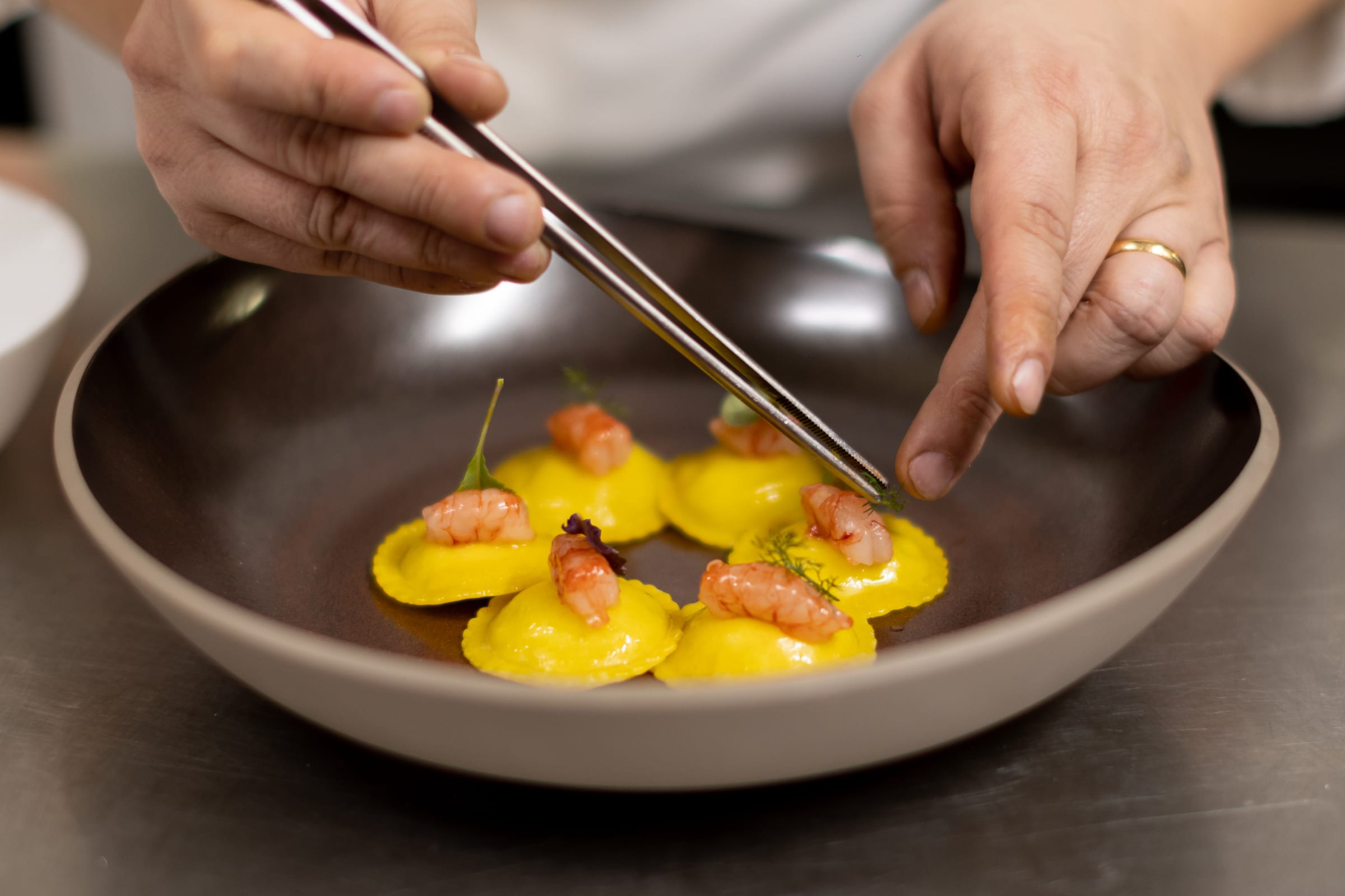 ZASH — kunstvoll angerichteter Fisch mit Kaviar und Blattgold von Chef Giuseppe Raciti