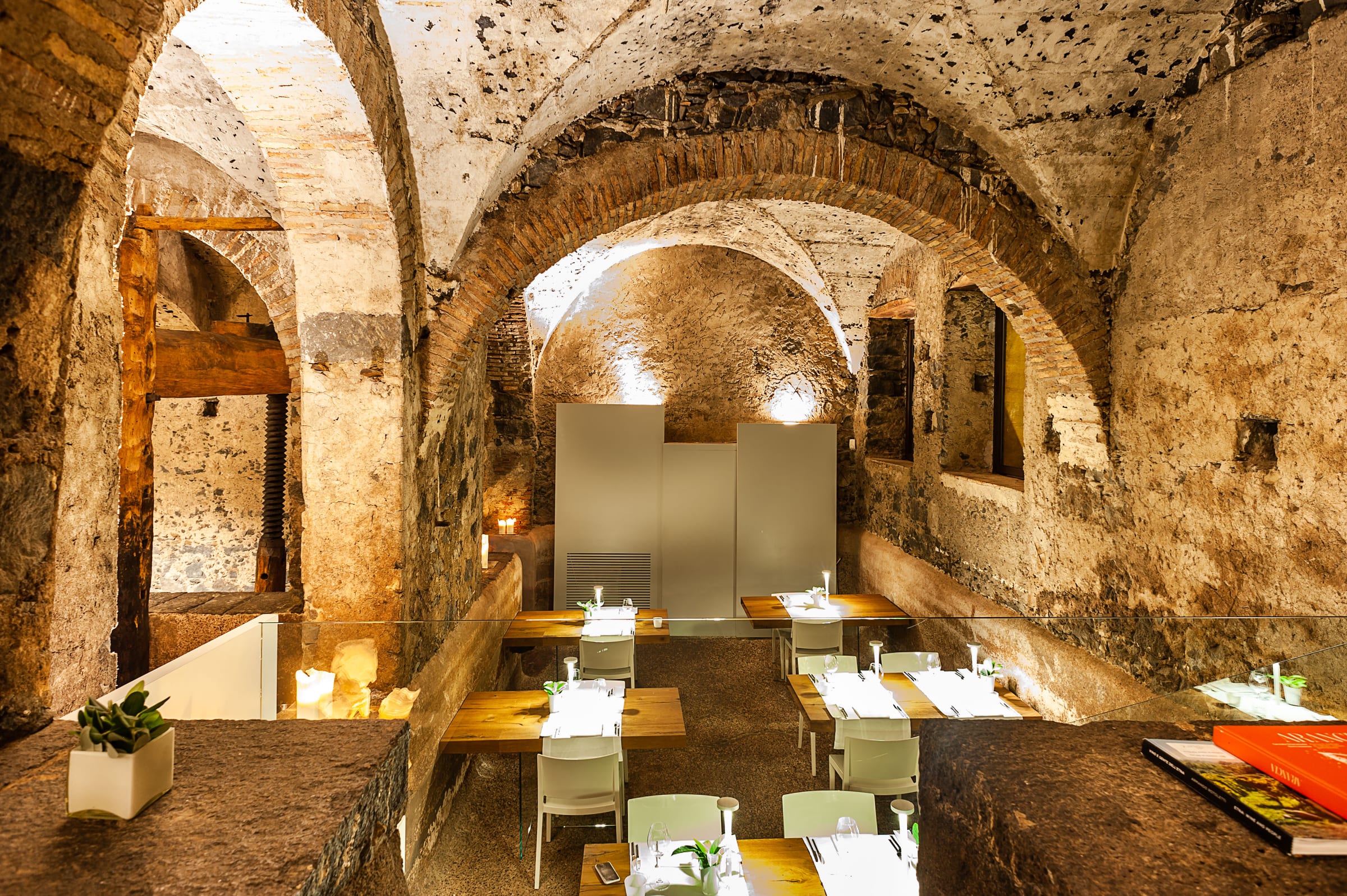 ZASH — das Restaurant im ehemaligen Gärtank unter Gewölben aus Kalk- und Bimsstein