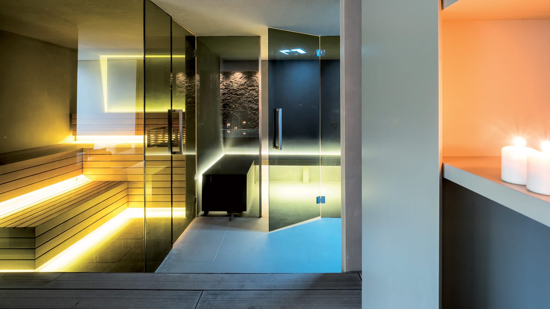 ZASH — Detail im Wellnessbereich mit Lavastein und Kerzenlicht