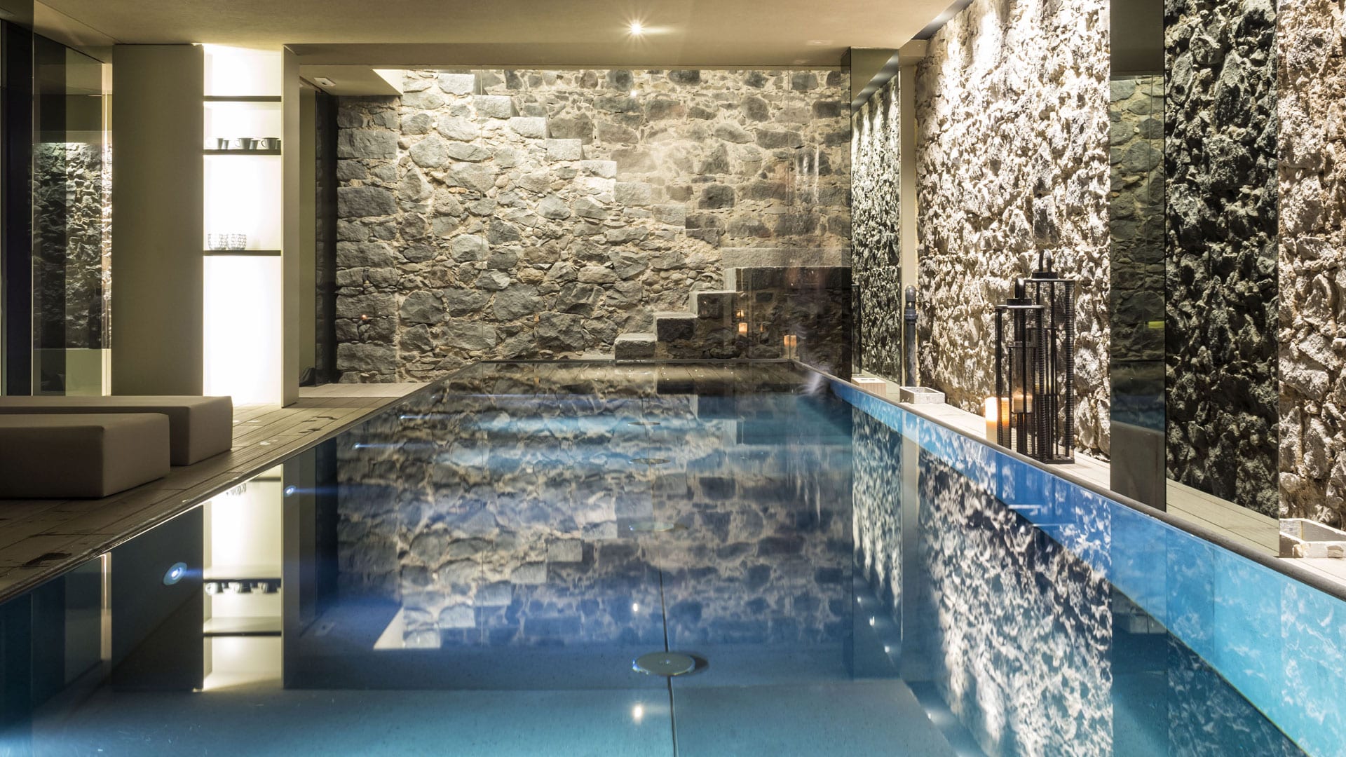 ZASH — Türkisches Bad des Spa mit Naturstein und Liege