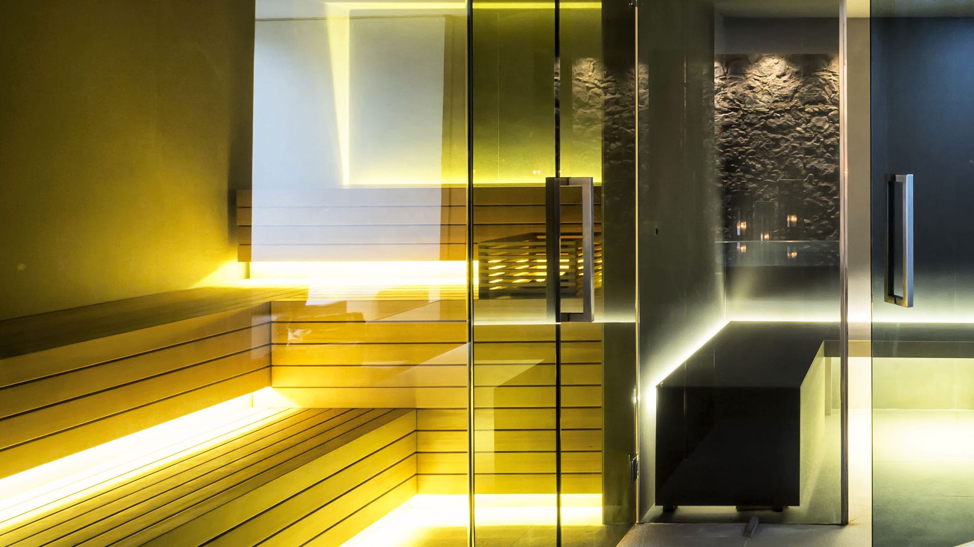 ZASH — Innenpool des Spa, umgeben von einer Wand aus Ätna-Lavastein